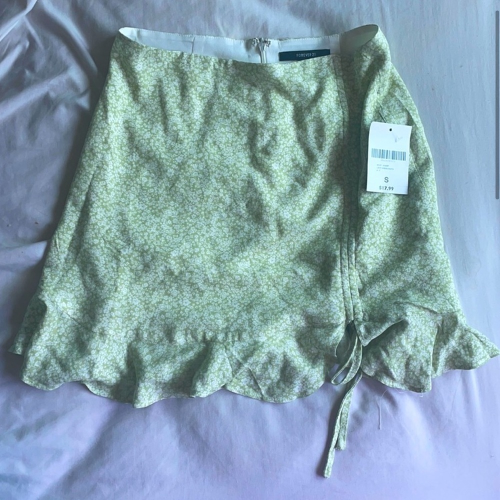 Forever 21 NWT green ruched floral mini skirt. Just doesn’t fit me! Can scrunch